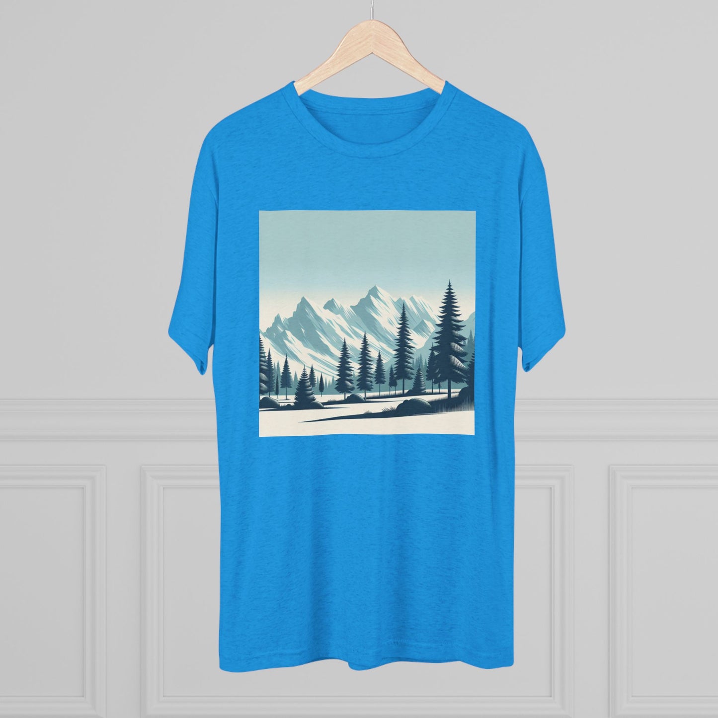 冒険が待っているユニセックストライブレンドクルーTシャツ – スノーウィーマウンテントップス&パインツリーデザイン