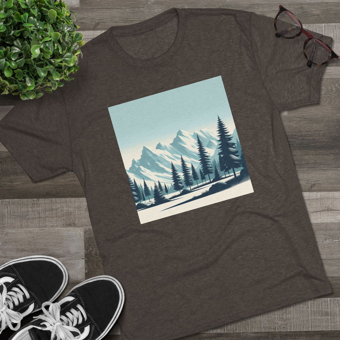冒険が待っているユニセックストライブレンドクルーTシャツ – スノーウィーマウンテントップス＆パインツリーデザイン