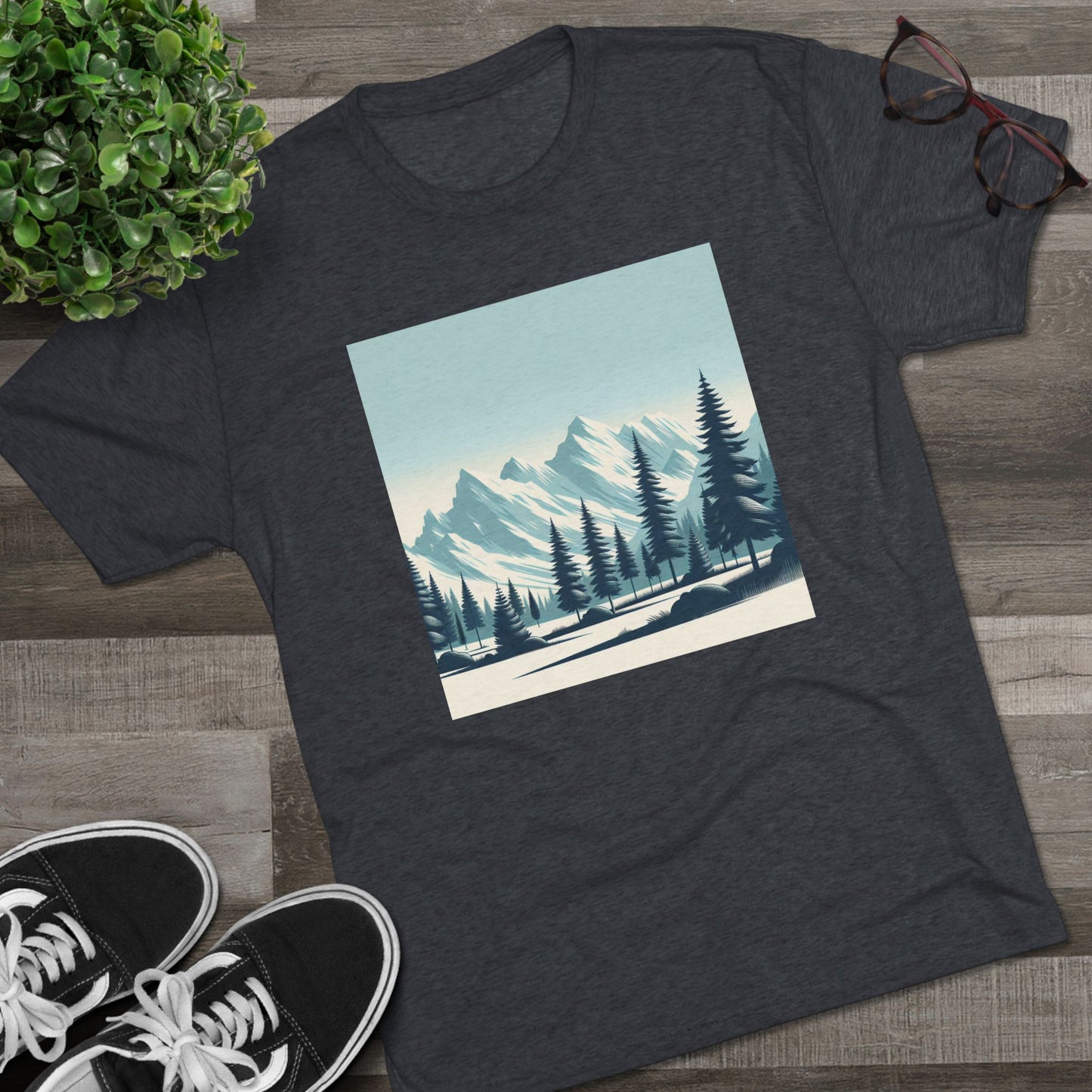 冒険が待っているユニセックストライブレンドクルーTシャツ – スノーウィーマウンテントップス＆パインツリーデザイン