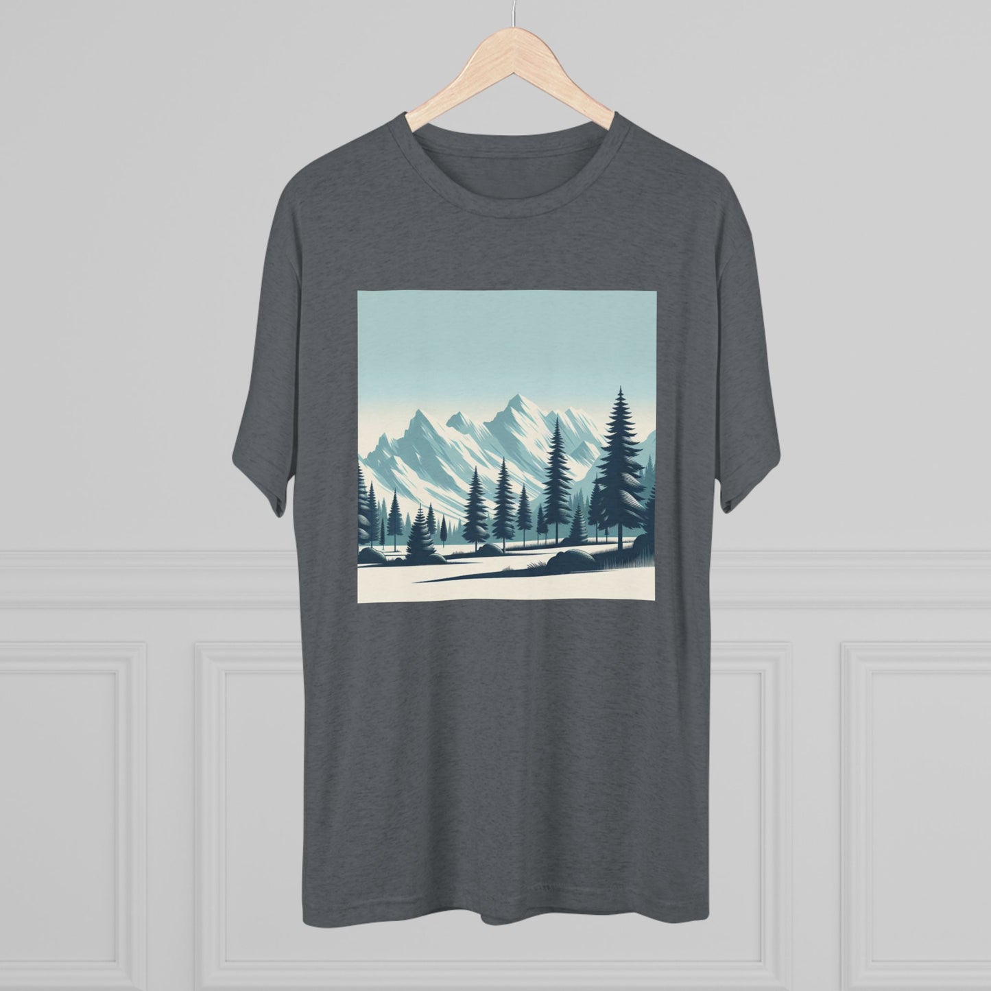 冒険が待っているユニセックストライブレンドクルーTシャツ – スノーウィーマウンテントップス＆パインツリーデザイン