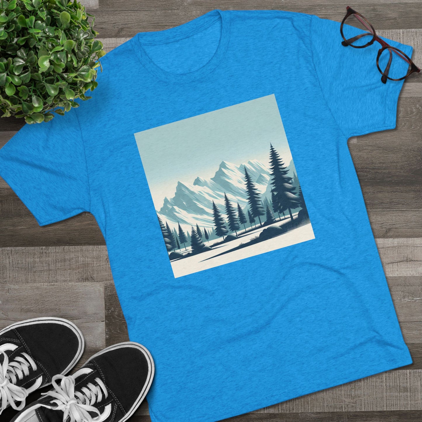 冒険が待っているユニセックストライブレンドクルーTシャツ – スノーウィーマウンテントップス＆パインツリーデザイン