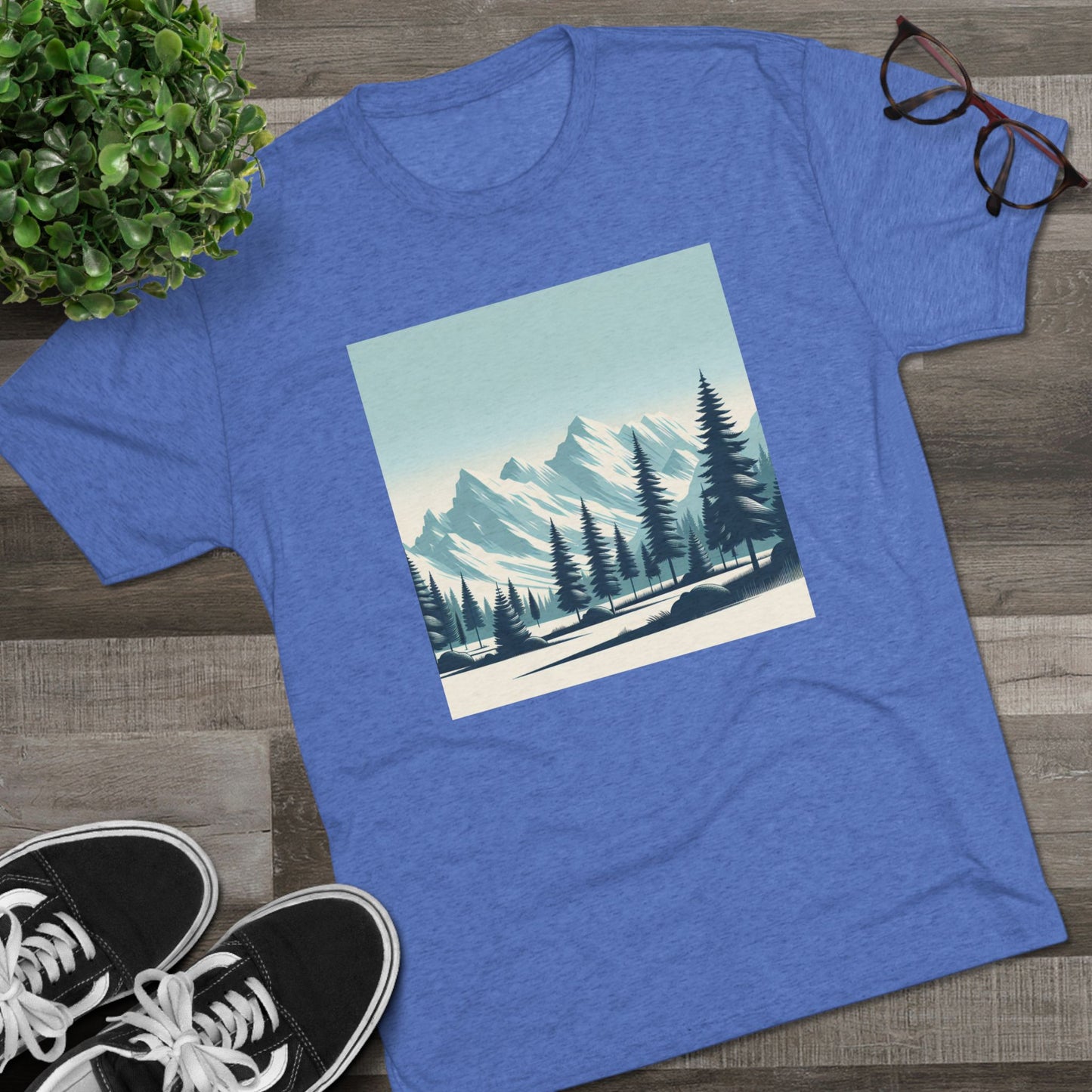 冒険が待っているユニセックストライブレンドクルーTシャツ – スノーウィーマウンテントップス＆パインツリーデザイン